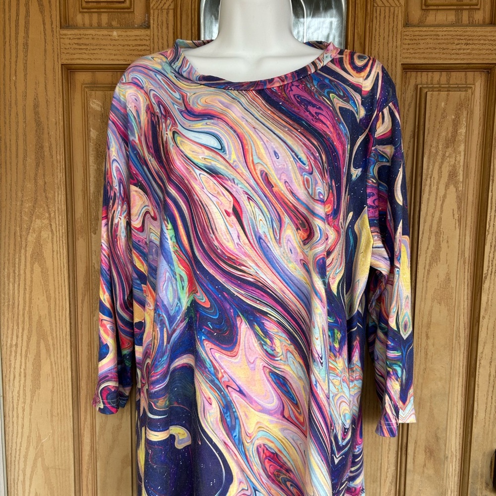 💚3/$25 Colorful Swirl Patterned Top XXL